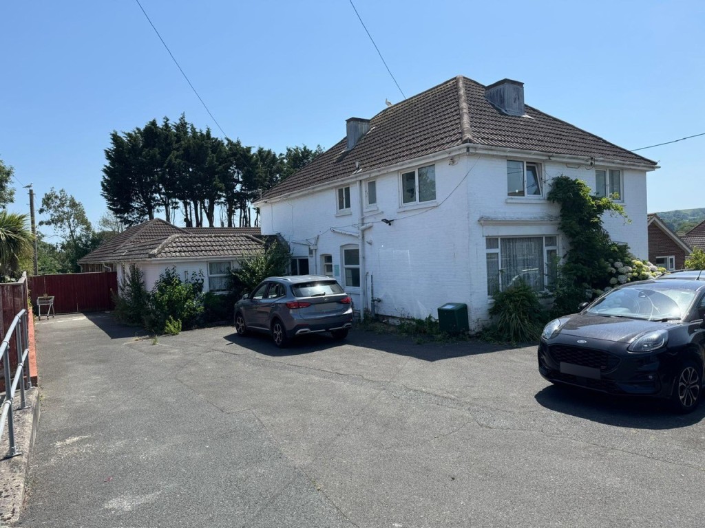 Lot: 28 - SUBSTANTIAL FREEHOLD 22-BEDROOM FORMER CARE HOME WITH POTENTIAL - View from the front